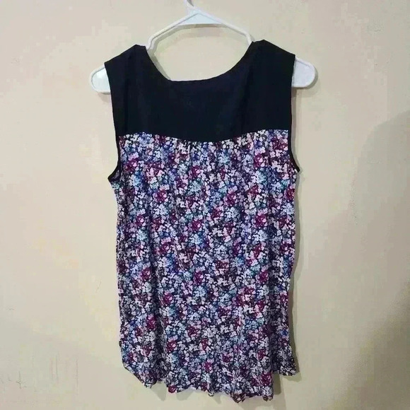 705. Jones new york floral color block short sleeve medium top - Picture 5 of 5